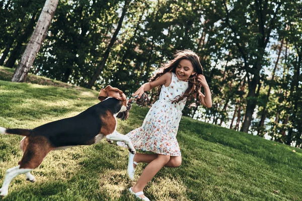 ビーグル犬を実行して幸せな女の子 — ストック写真