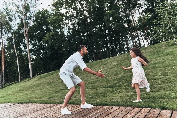 Pai brincando com a filha sorridente — Fotografia de Stock