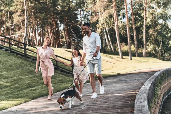 Anne, baba ve beagle ile kız