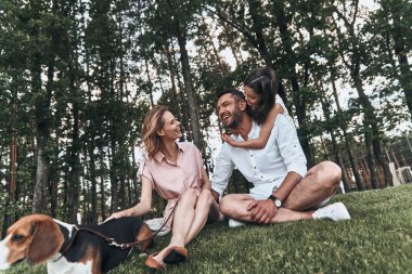 alanında ailesiyle oturan kız