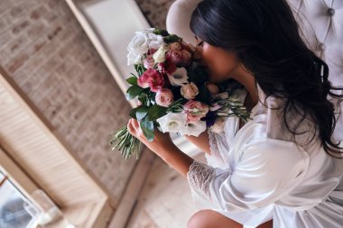 İpek bornoz esmer kadın