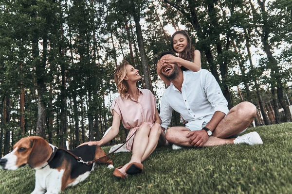 alanında ailesiyle oturan kız