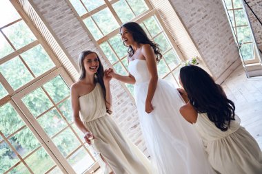 Nedime gelin giyinmek için yardım