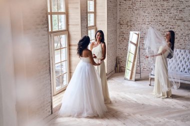 Nedime gelin giyinmek için yardım