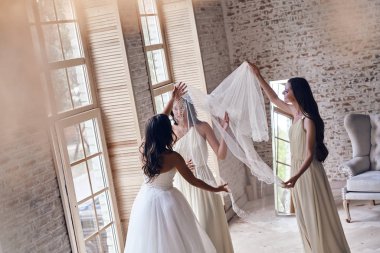 Nedime ile güzel gelin