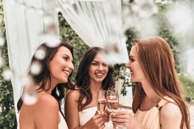 Şampanya ile toasting çekici gelin