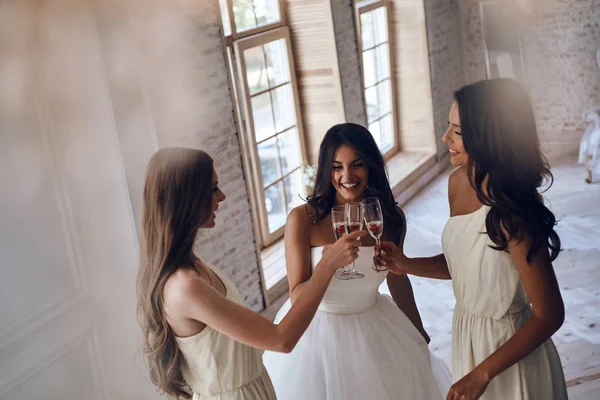 Bruid met mooie bruidsmeisjes drinken champagne — Stockfoto