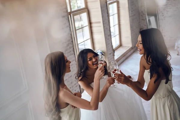 Mariée avec de belles demoiselles d'honneur boire du champagne — Photo