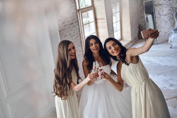 Bruid met mooie bruidsmeisjes — Stockfoto