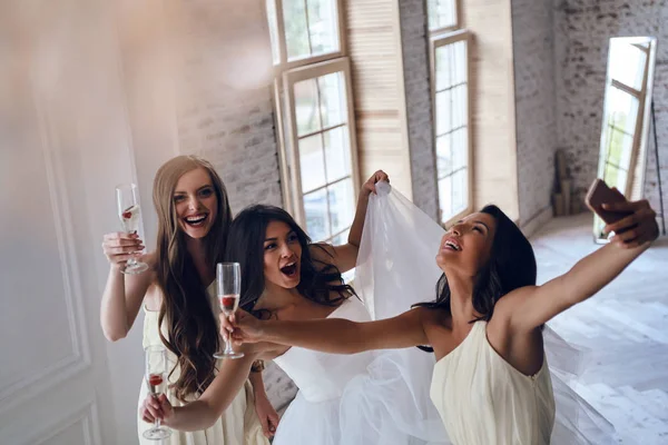 Bruid met mooie bruidsmeisjes — Stockfoto
