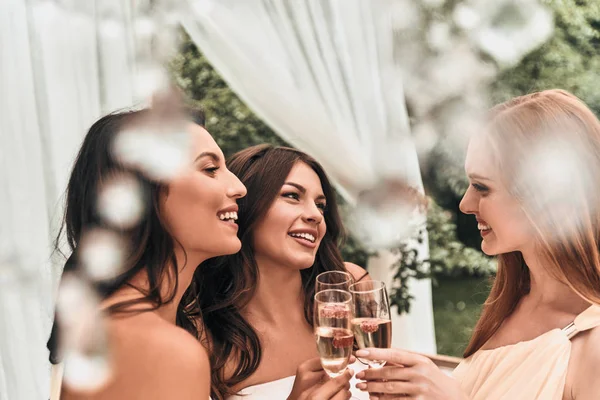 Aantrekkelijke bruid roosteren met champagne — Stockfoto