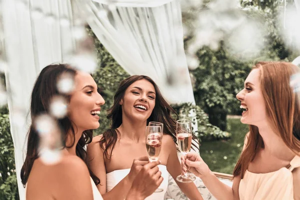 Привабливі тости нареченої з шампанським — стокове фото