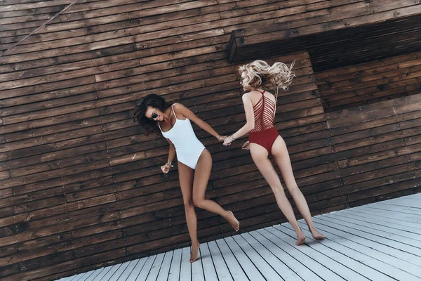 Vrouwen in zwemkleding poseren en plezier — Stockfoto