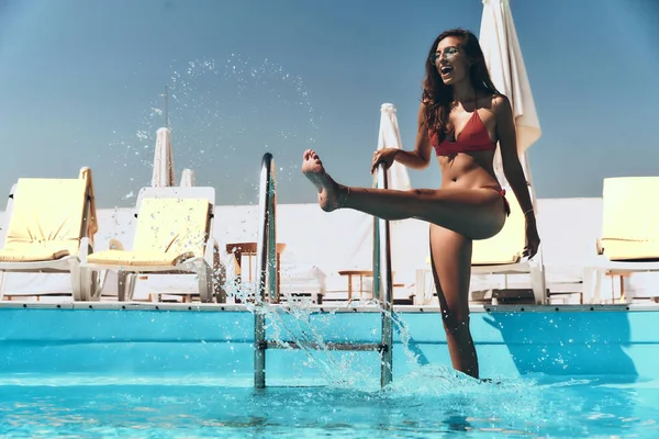 Mujer en bikini rojo en piscina — Foto de Stock