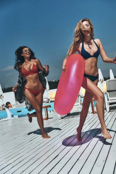 Schöne junge Frauen im Bikini — Stockfoto