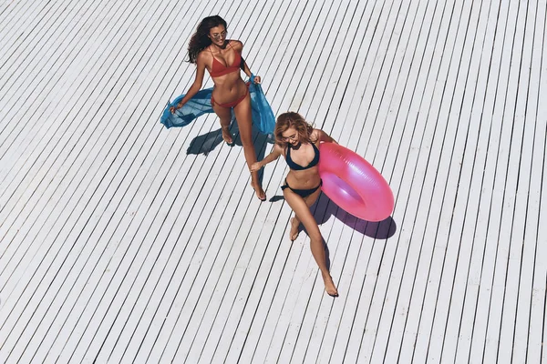 Schöne junge Frauen im Bikini — Stockfoto