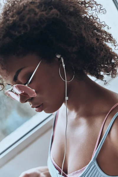 Femme écoute de la musique dans les écouteurs — Photo