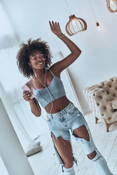 Mujer africana escuchando música — Foto de Stock