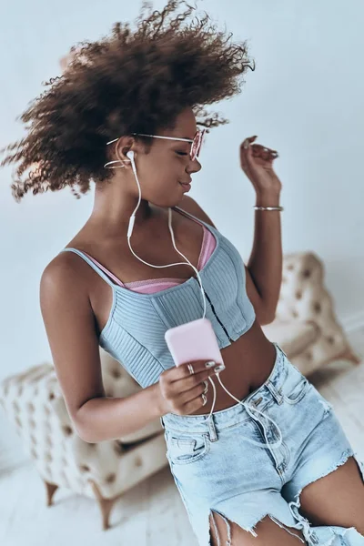 Mujer africana escuchando música — Foto de Stock