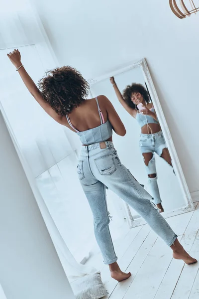 Afrikaanse vrouw selfie met spiegel — Stockfoto