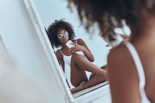Mujer africana tomando selfie en el espejo —  Fotos de Stock