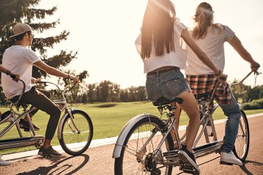 iki kişilik bisiklet sürme zevk arkadaş