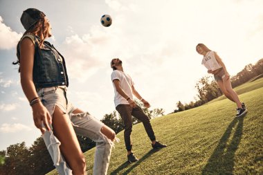 futbol oynayan arkadaşlarım 