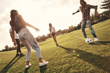 futbol oynayan arkadaşlarım 