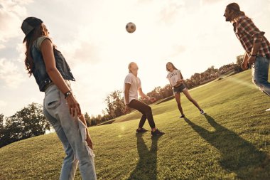 dört arkadaş futbol oynamak