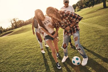 futbol oynayan arkadaşlarım 