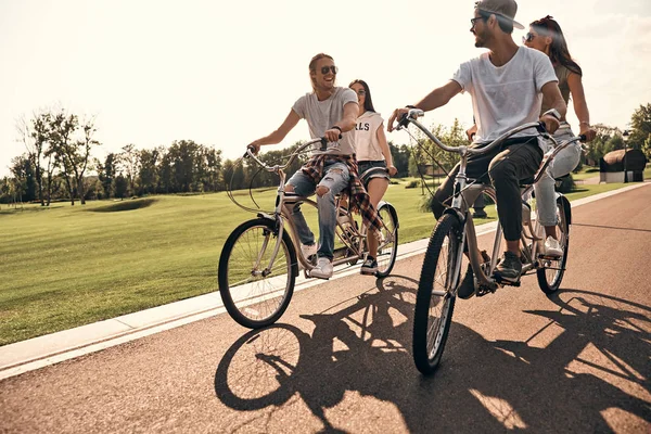 Przyjaciele jazda rowerami typu tandem — Zdjęcie stockowe