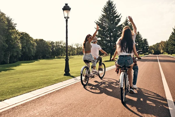 Φίλοι ιππασία ποδήλατα tandem — Φωτογραφία Αρχείου