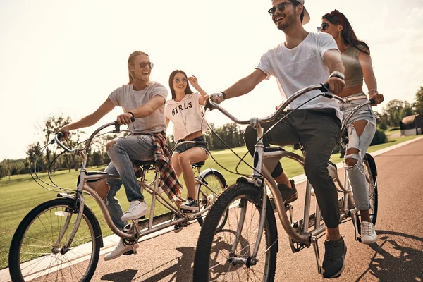 Amigos andando de bicicleta em tandem — Fotografia de Stock