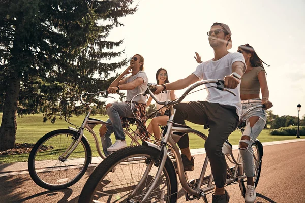 Amigos montando bicicletas en tándem —  Fotos de Stock