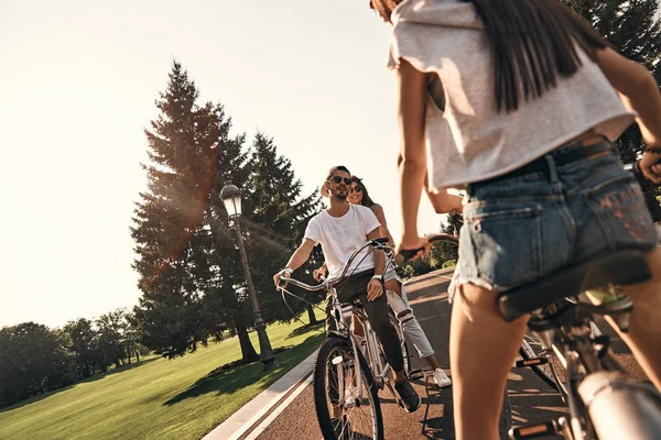 Amigos gostando de andar de bicicleta em tandem — Fotografia de Stock