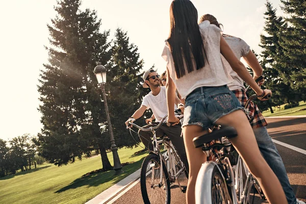 Друзі насолоджуються тандемними велосипедами — стокове фото