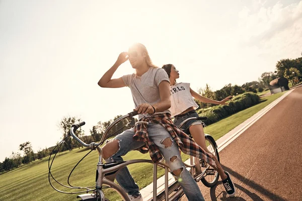 Casal andar de bicicleta em tandem — Fotografia de Stock