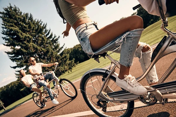 Vrienden genieten van paardrijden tandem fietsen — Stockfoto