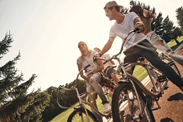 Amigos em bicicletas em tandem — Fotografia de Stock