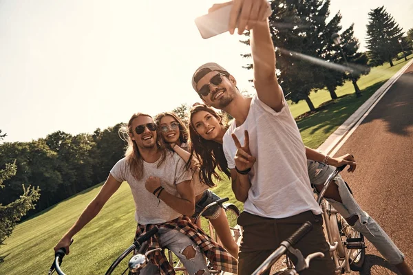 Vänner på tandem cykel — Stockfoto