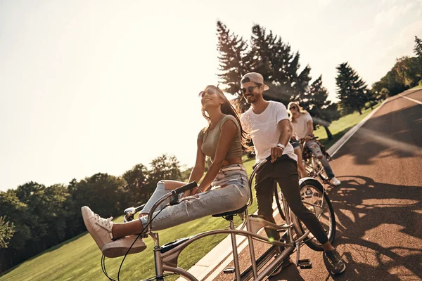 Amici che amano andare in tandem biciclette — Foto Stock