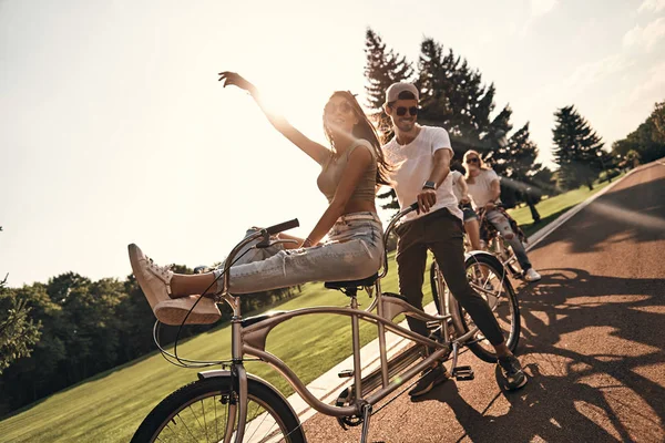 Amigos disfrutando montar bicicletas en tándem —  Fotos de Stock