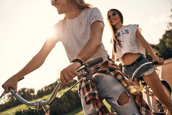 Pasangan naik sepeda tandem — Stok Foto