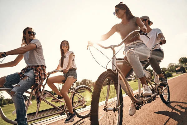 Amigos andando de bicicleta em tandem — Fotografia de Stock
