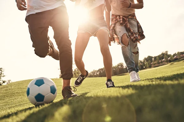 Människor i fritidskläder som spelar fotboll — Stockfoto