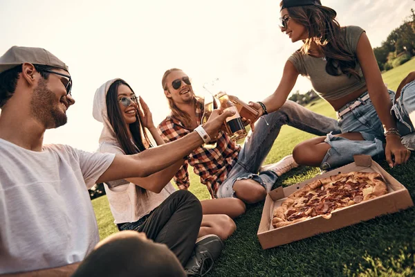 Amigos comendo pizza no piquenique — Fotografia de Stock