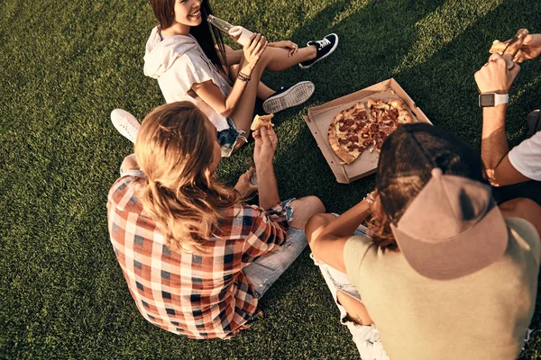 Amigos comiendo pizza en el picnic —  Fotos de Stock