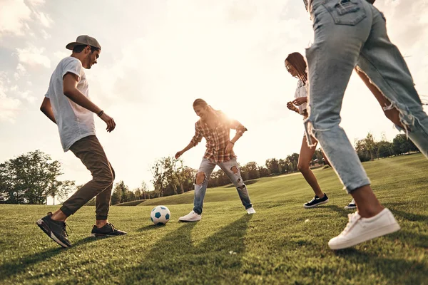 Mejores amigos jugando fútbol — Foto de Stock