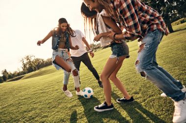 dört arkadaş futbol oynamak