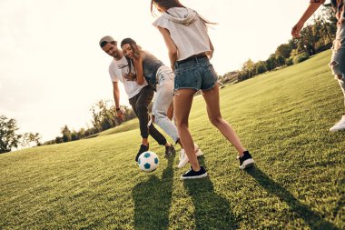 futbol oynayan arkadaşlarım 